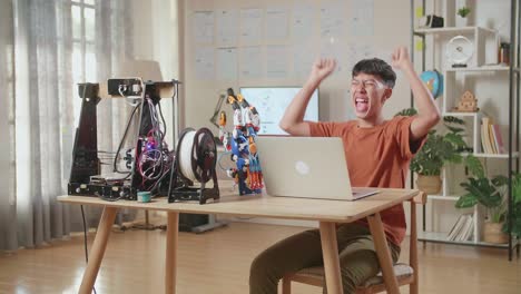3d 프린터와 로 팔을 사용하는 흥분한 학생
