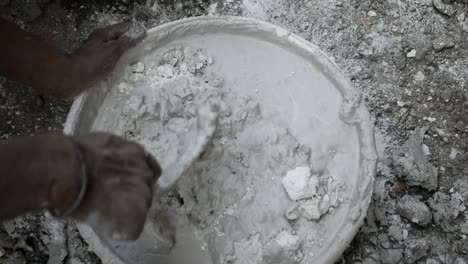 mezcla de cemento de hormigón sucio manualmente por construcción de llana