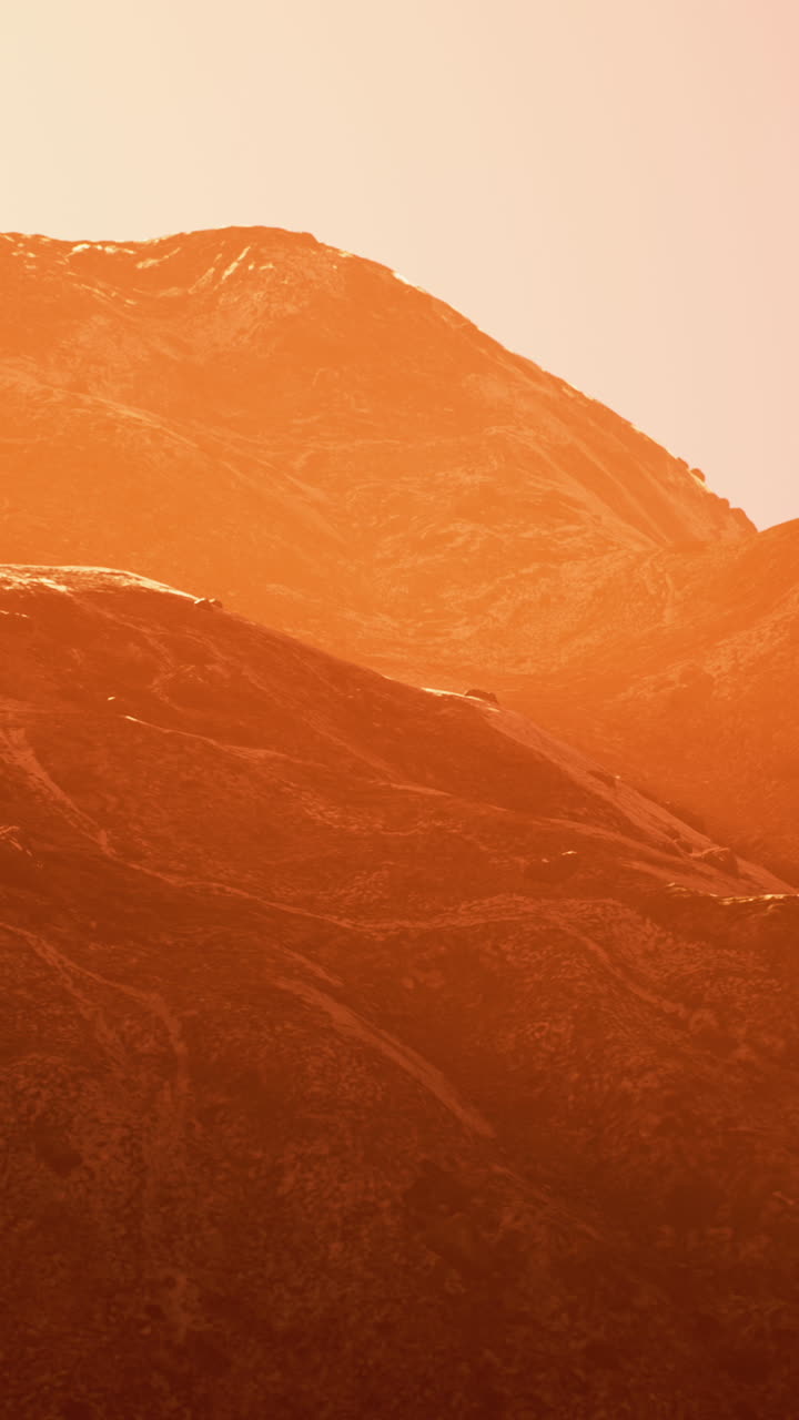 puesta de sol sobre una cordillera