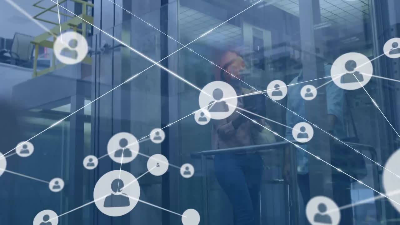 animación de la red de conexiones a través de diversos empresarios en el ascensor.