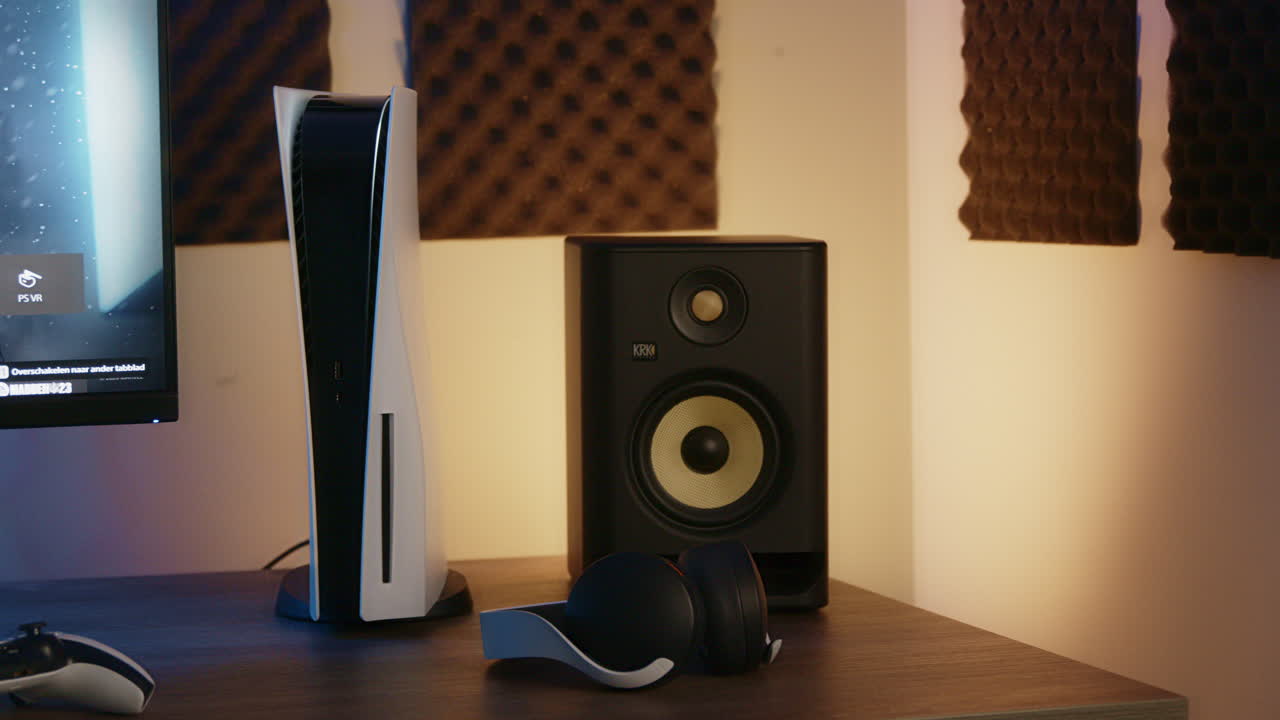 플레이스테이션 5, 스피커, 헤드셋 및 2개의 ps5 컨트롤러로 게임 설정, 중간 팬 샷