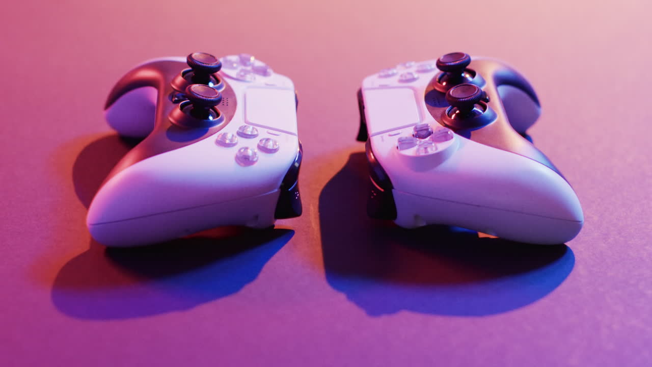 네온 배경에 복사 공간을 가진 비디오 게임 패드 컨트롤러의 클로즈업 비디오