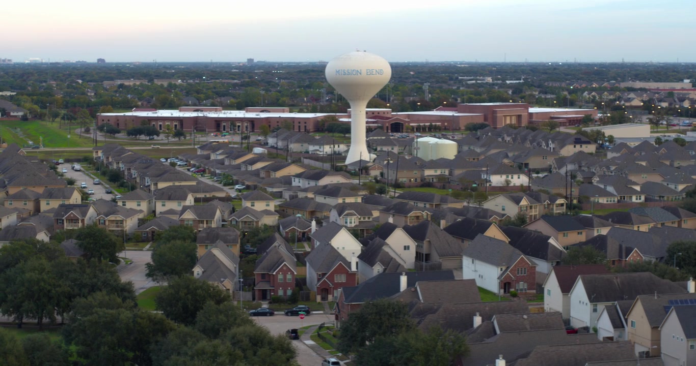 Droneudsigt over forstadshuse i Mission Bend-området i Houston, Texas
