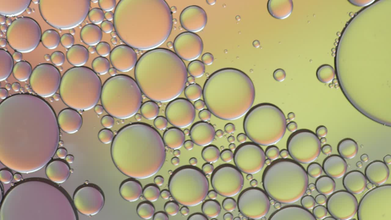 물 위에 떠다니는 기름방울의 다채로운 예술적.