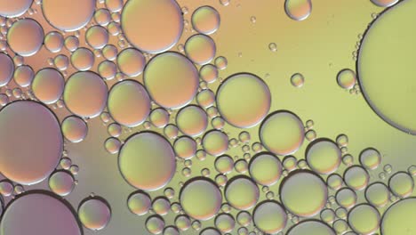 artístico colorido de gota de aceite flotando en el agua.