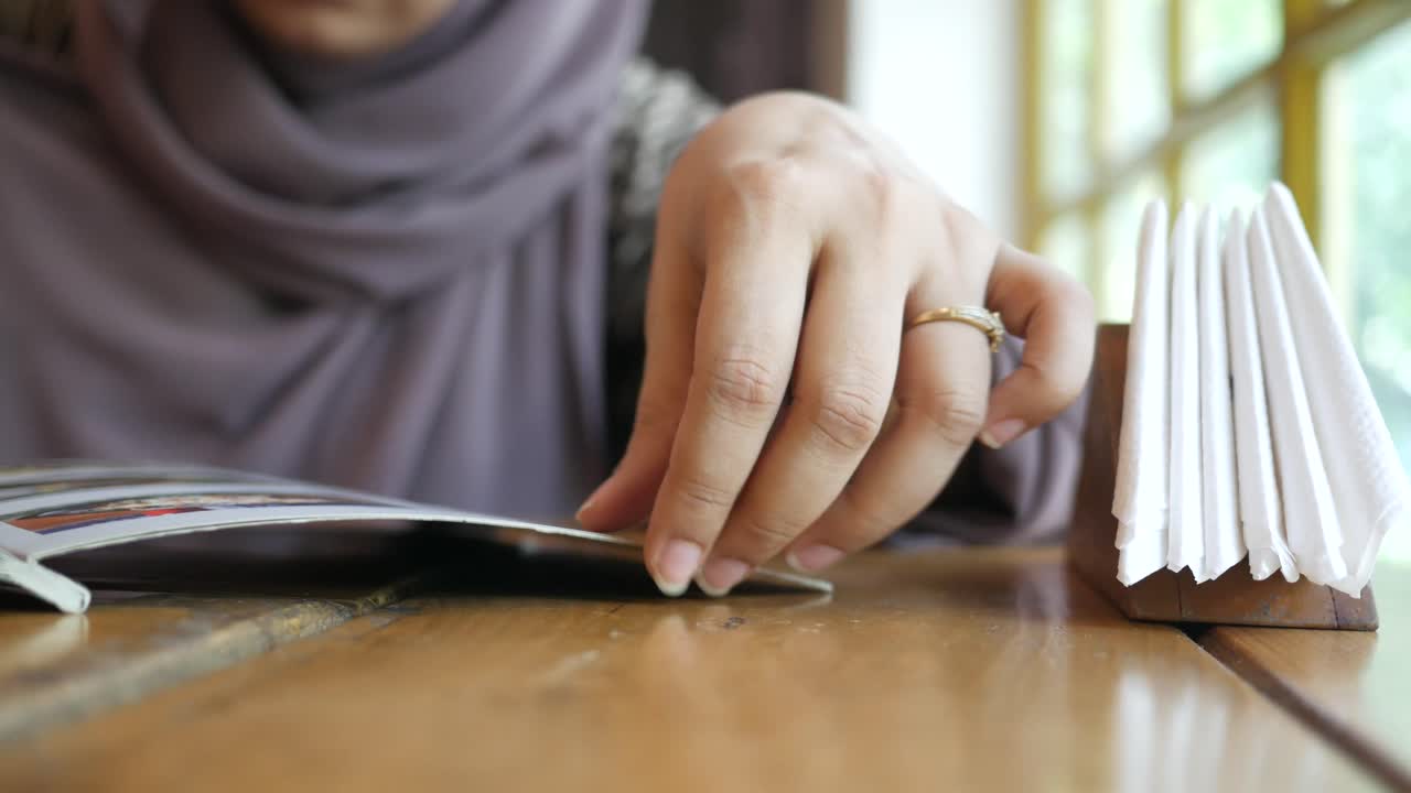 카페에서 메뉴를 읽는 여자