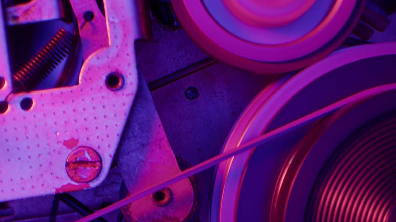 vista de cerca de piezas de máquinas antiguas en una brillante luz de neón púrpura y rosa