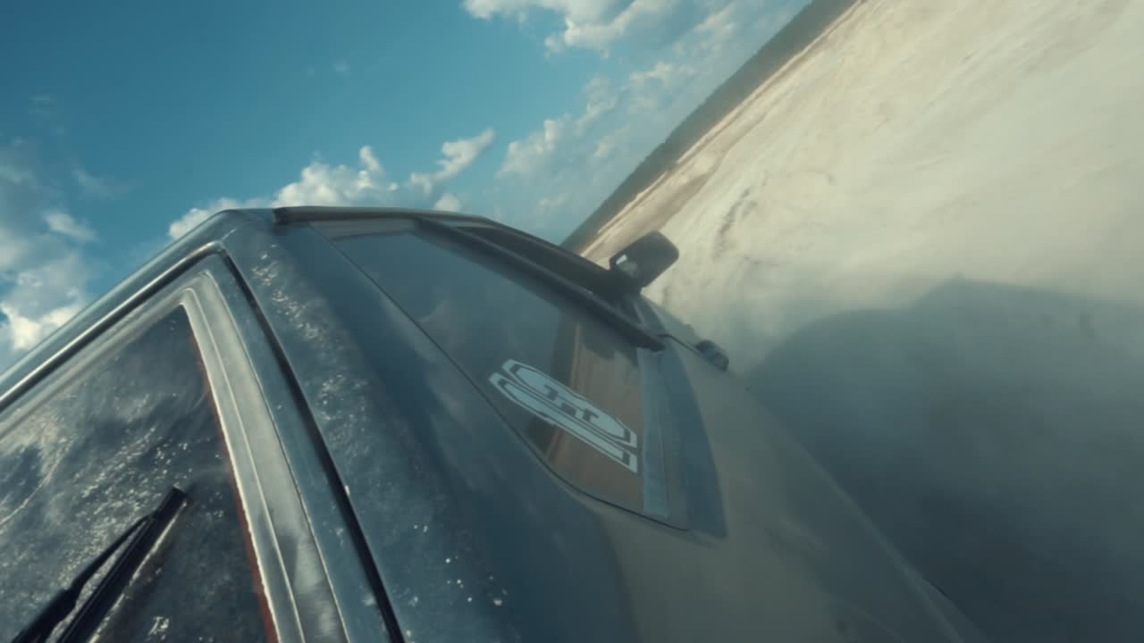 먼지가 많은 지형에서 오프로드 차량