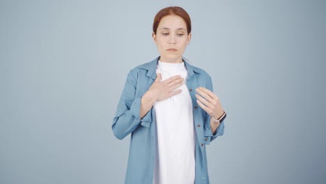 la mujer con dificultad para respirar está respirando difícilmente.