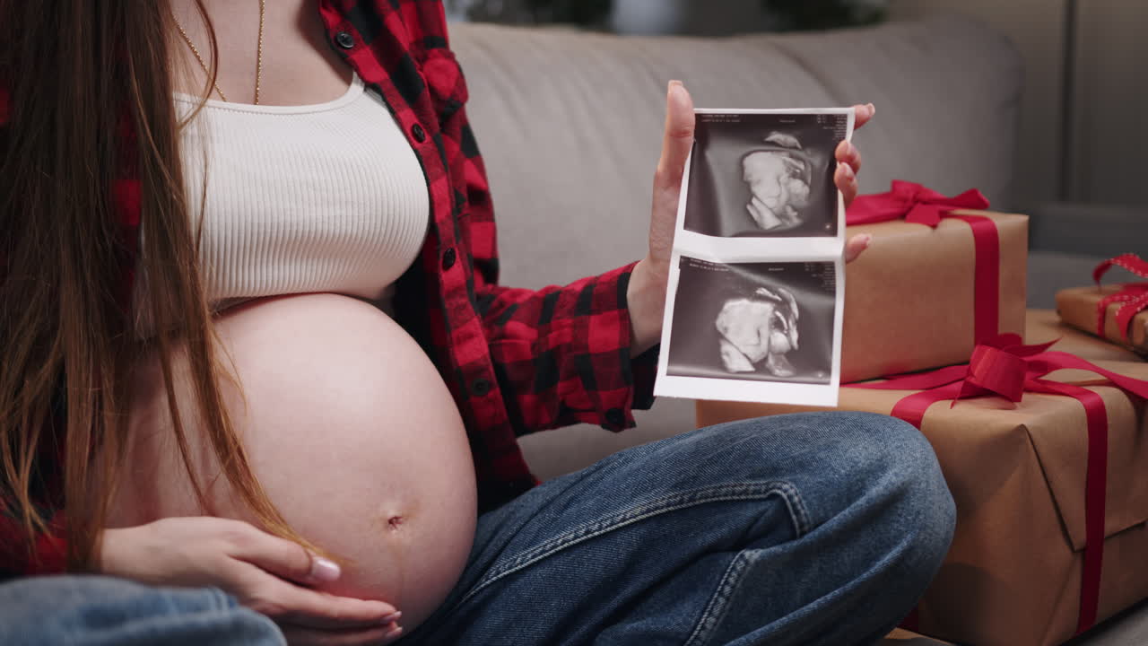 una mujer embarazada sosteniendo un ultrasonido
