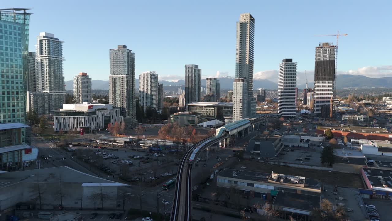 Estación de metro King George con complejo de torres de apartamentos en el centro de la ciudad de Surrey, Columbia Británica, Canadá. Toma aérea rotatoria.