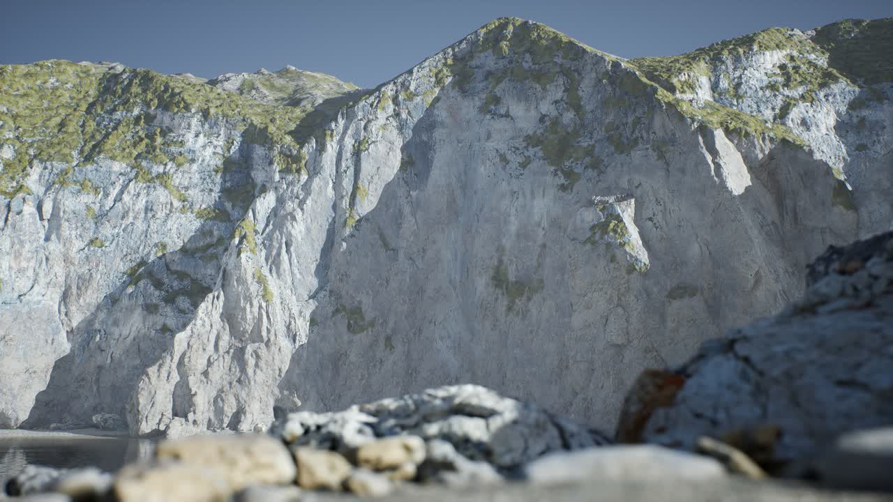 포르투갈 의 대서양 해안 에 있는 바위 들 사이 에 있는 모래 해변