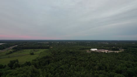 Una-Vista-Panorámica-De-Un-Claro-Del-Bosque-Al-Atardecer