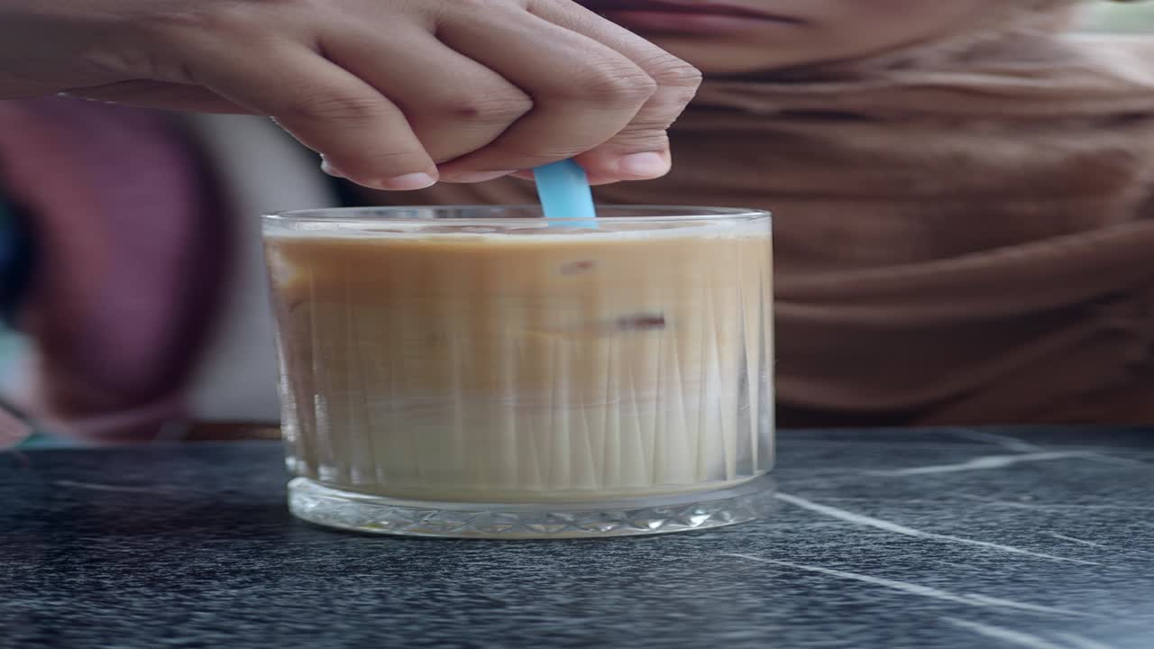 donna che beve caffè freddo