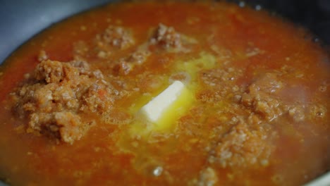 Nahaufnahme-Von-Bolognese-Sauce,-Die-In-Einer-Pfanne-Köchelt