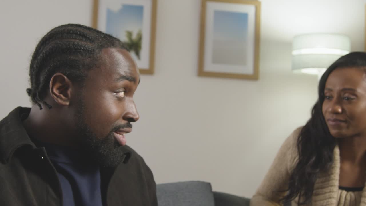 mujer rechazando la propuesta de matrimonio de un hombre arrodillándose y sacando el anillo de compromiso