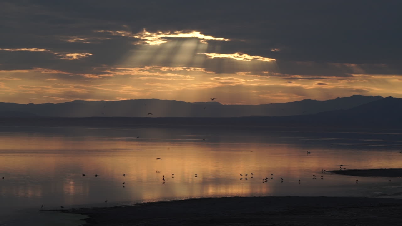 paisaje de mar salton con nubes de tormenta
