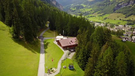 chalet en los alpes suizos en las montañas