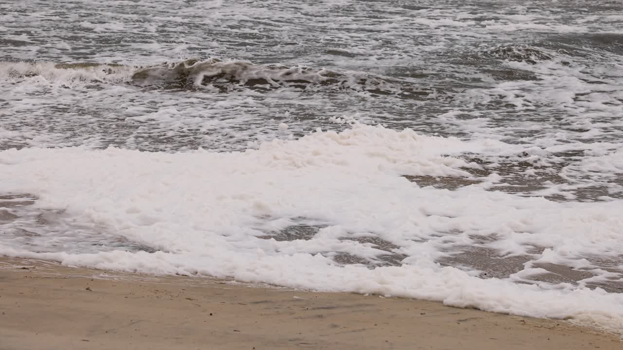 오스트레일리아 의 골드 코스트 에서 사이클론 알프레드 가 일으킨 파도 와 바다 거품