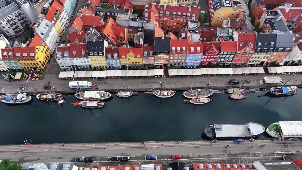 Farverige traditionelle huse ved havnefronten i København, Danmark.