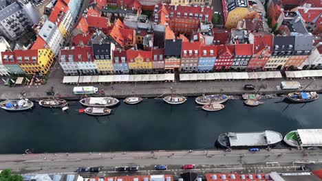 Colorful-traditional-houses-on-waterfront-in-Copenhagen,-Denmark