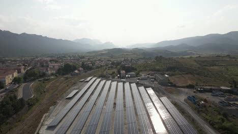 los paneles solares reflejan el sol en el verde brumoso del valle montañoso de francia rural