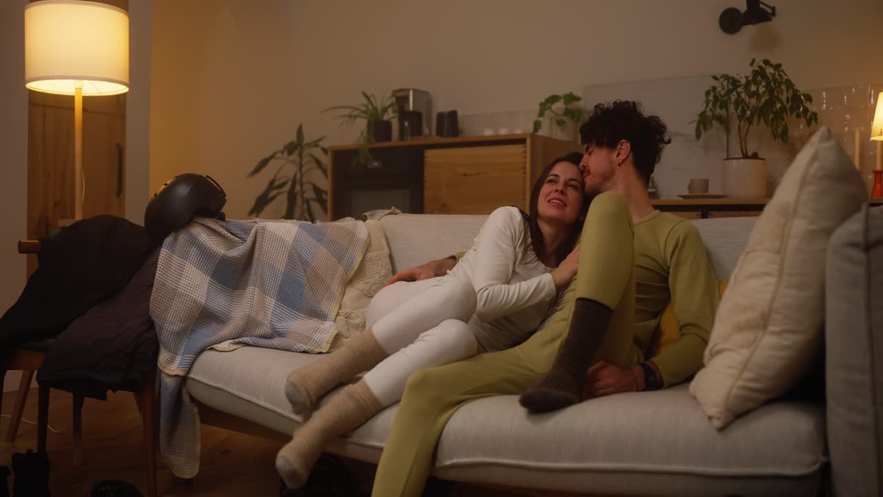 pareja relajándose en el sofá