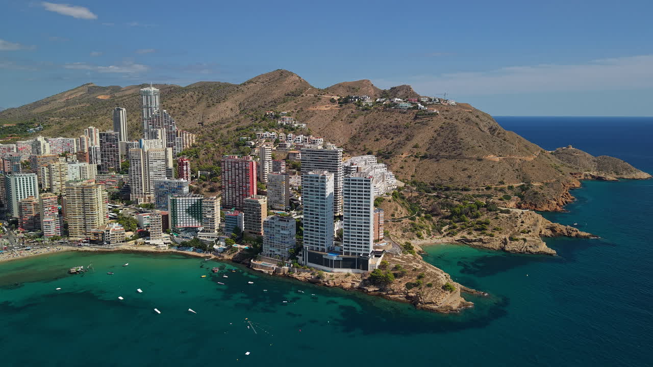 Vista aérea panorâmica de uma cidade costeira vibrante e praia.