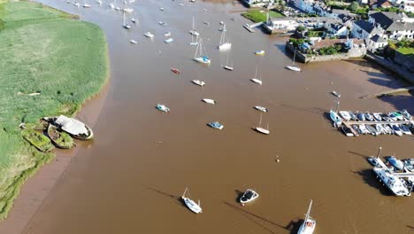 Antena-Sobre-Veleros-Anclados-En-Río-Fangoso-Exe