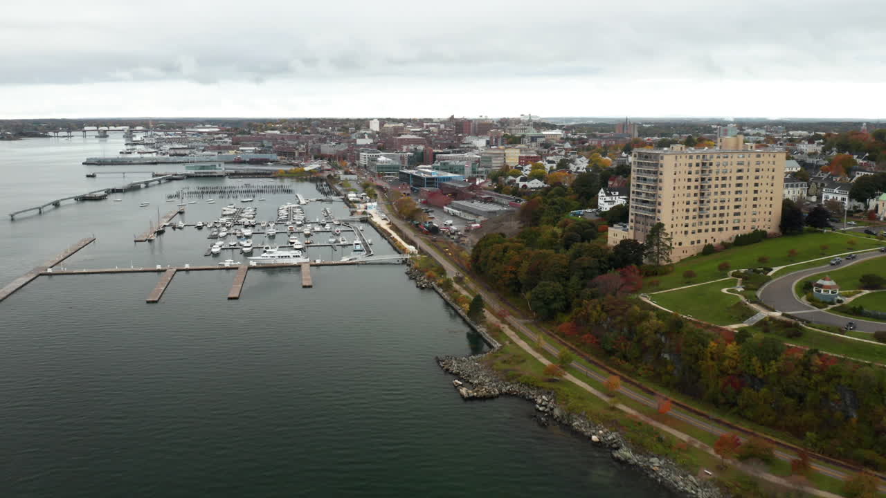impresionante sobrevuelo aéreo del puerto deportivo fore points en portland, maine