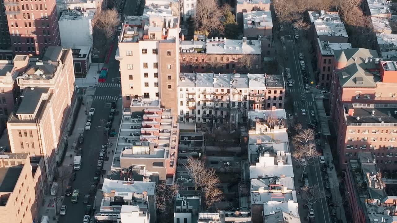 日中のニューヨークの街にある歴史的建造物