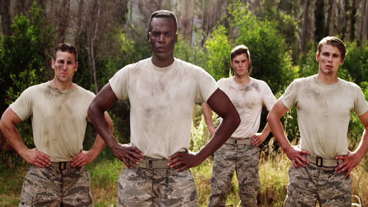 ⁇ 에 손을  ⁇ 고 서 있는 군인 4k