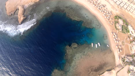 Toma-Aérea-De-Ojo-De-Pájaro-Para-El-Arrecife-De-Coral-Del-Mar-Rojo-En-La-Península-Del-Sinaí-Y-Las-Islas-De-Arrecifes-De-Coral