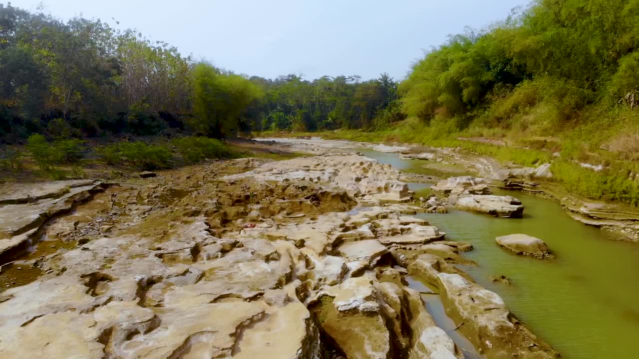 el río bogowonto erosionó el lecho del río en la vista aérea de la selva, java, indonesia
