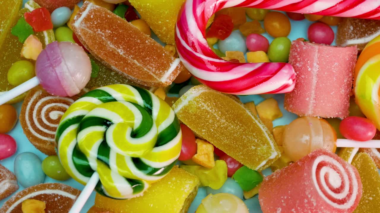 piruletas, dulces tradicionales de caña, mermelada de naranja y limón, dulces mixtos de varios colores están girando. dulces para niños