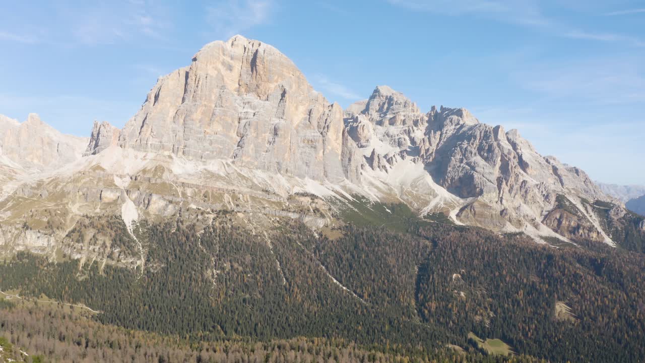 Vista Aerea delle Montagne nelle Dolomiti Italiane in una Splendida Giornata Estiva