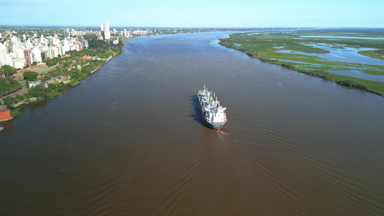 아르헨티나 산타페 주 로사리오 강 한가운데의 화물 선박 - 드론으로 도시의 항공 사진, 파라나 강의 풍경