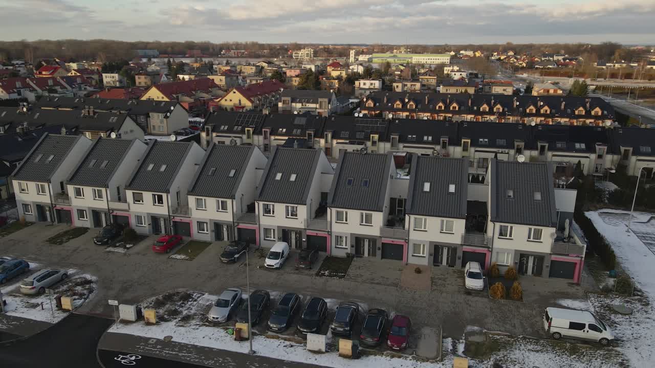 vista aérea de una pequeña ciudad europea con un moderno barrio residencial de los suburbios