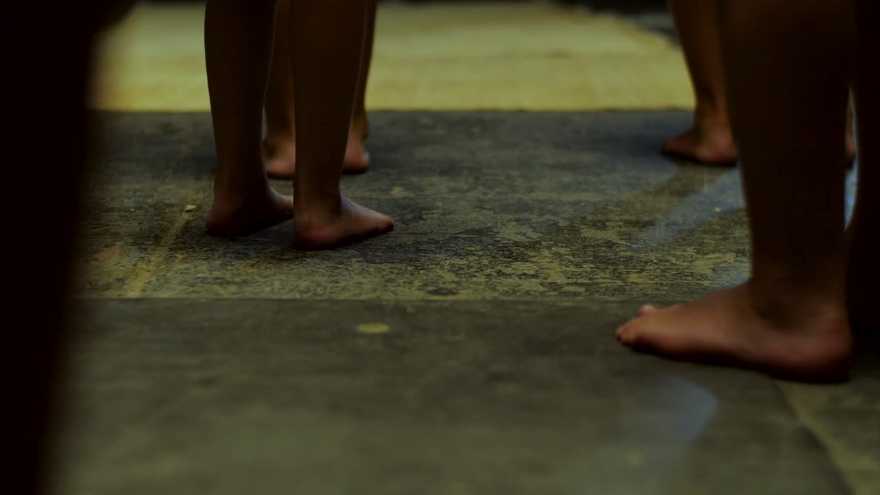 대나무 매트 에 맨발 로 달리는 것