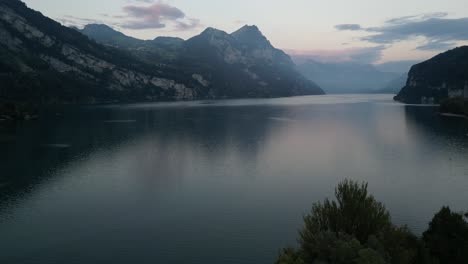 Una-Vista-Impresionante-De-Las-Tranquilas-Aguas-Del-Lago-Walensee-Y-El-Telón-De-Fondo-De-Las-Montañas-Al-Amanecer