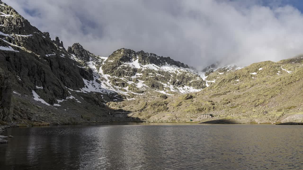 lapso de tiempo de algunas nubes sobre montañas nevadas
