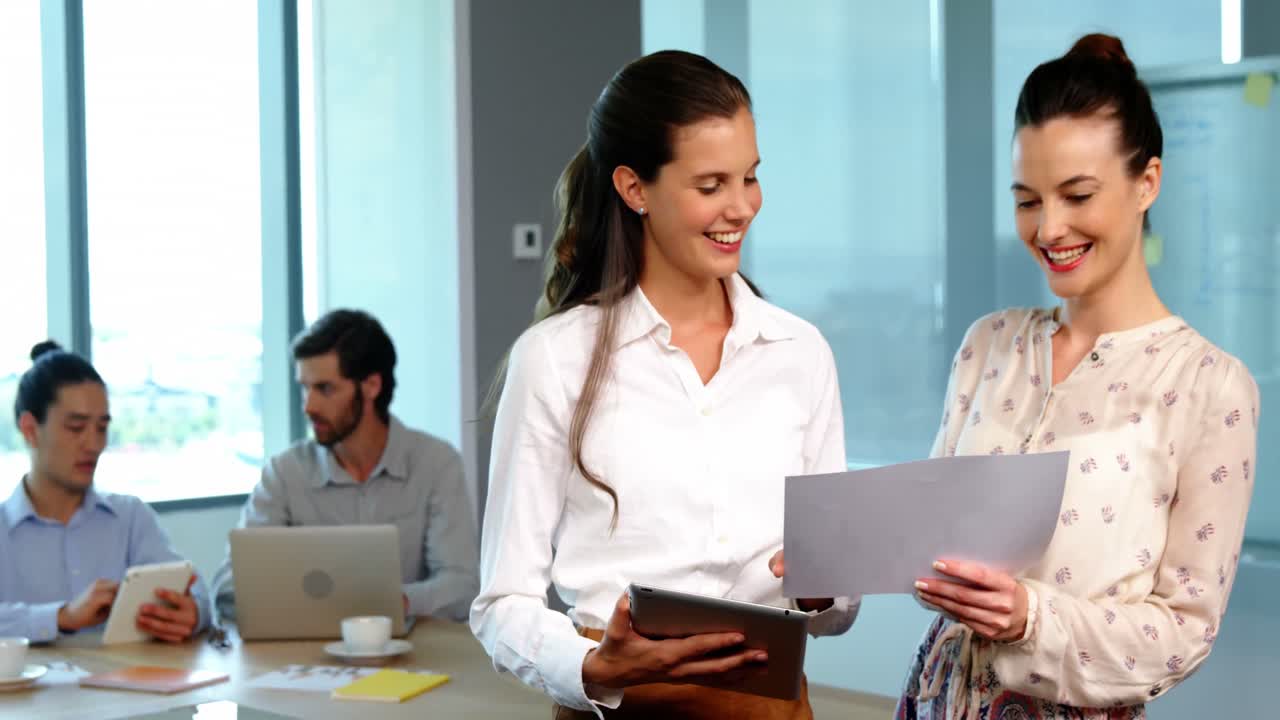 colegas de negocios discutiendo sobre el documento