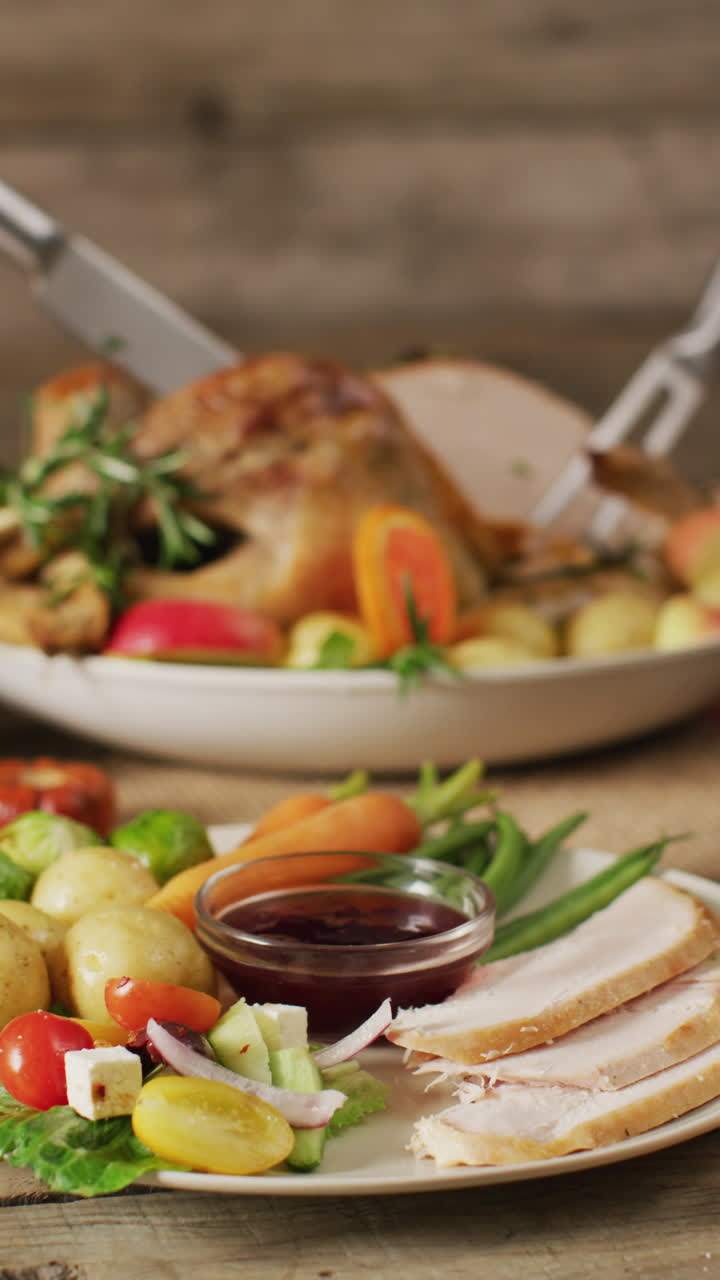 video vertical de pavo asado, platos y mesa con decoración de otoño