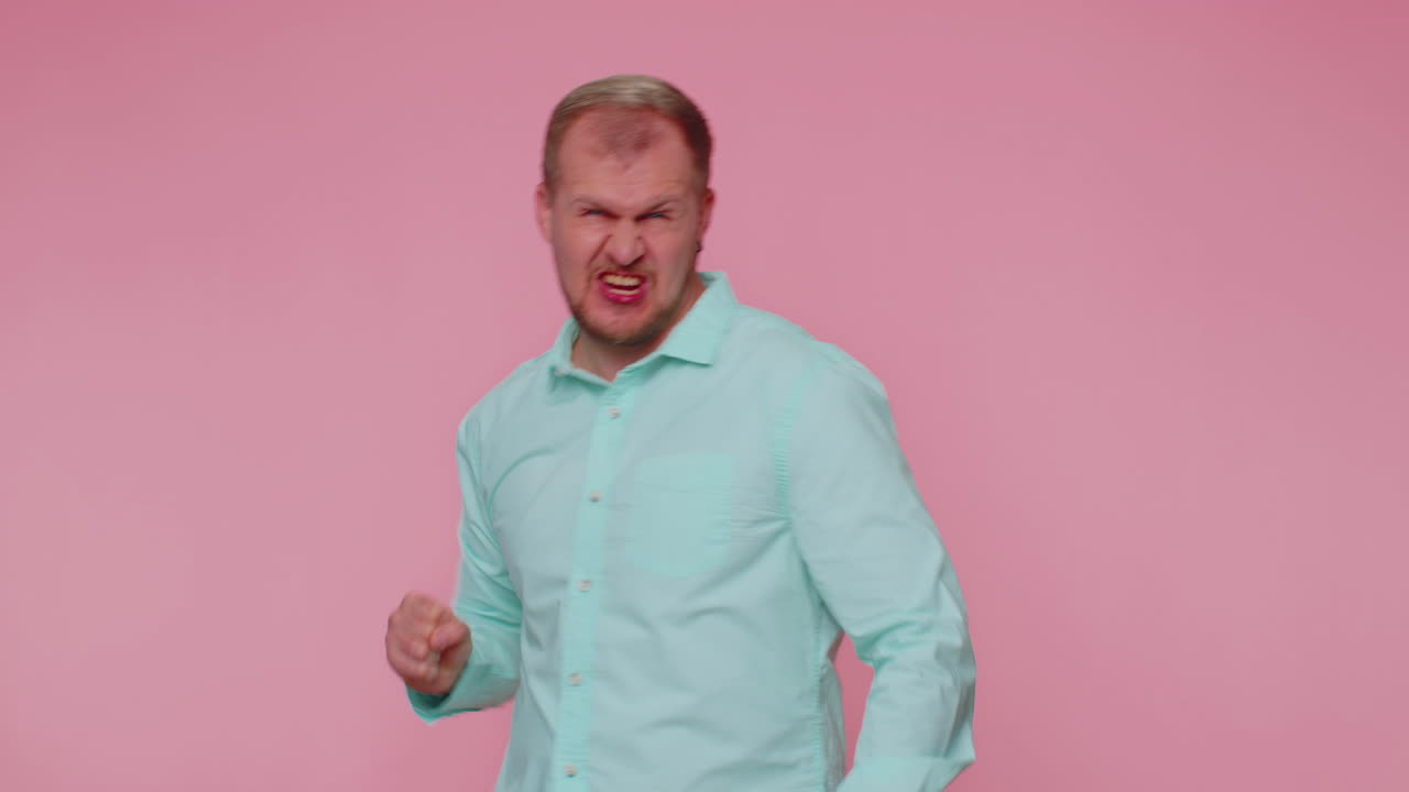 cuenta atrás para la celebración del cumpleaños de vacaciones, hombre feliz contando en orden inverso de cinco a uno, ganar