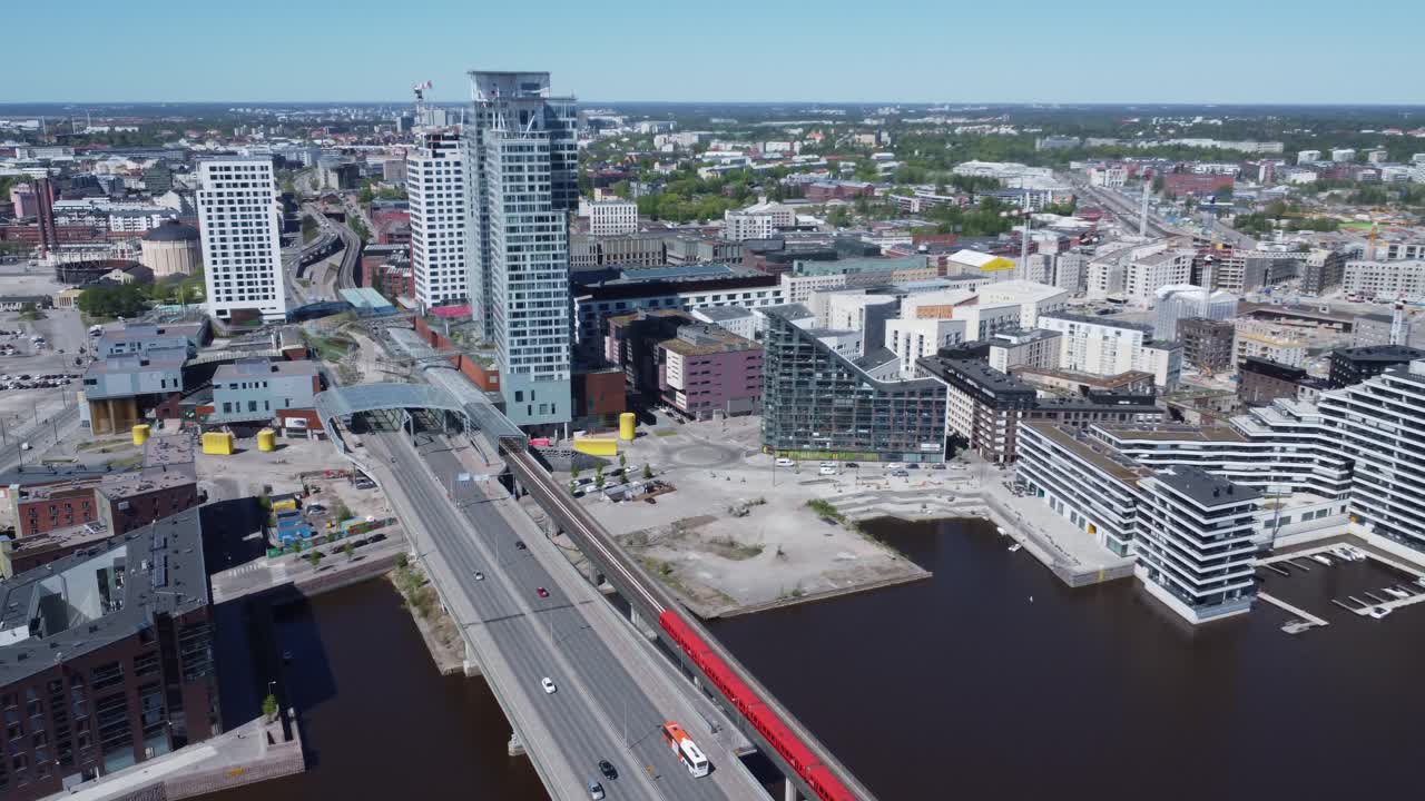 helsinki aérea como tren de tránsito y vehículos cruzan el puente de kulosaari