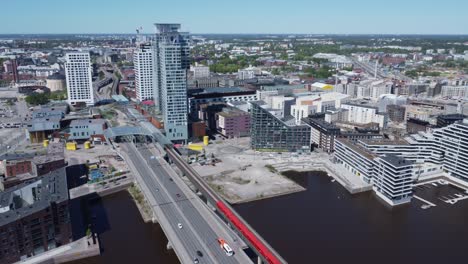 Antena-De-Helsinki-Mientras-El-Tren-De-Tránsito-Y-Los-Vehículos-Cruzan-El-Puente-Kulosaari