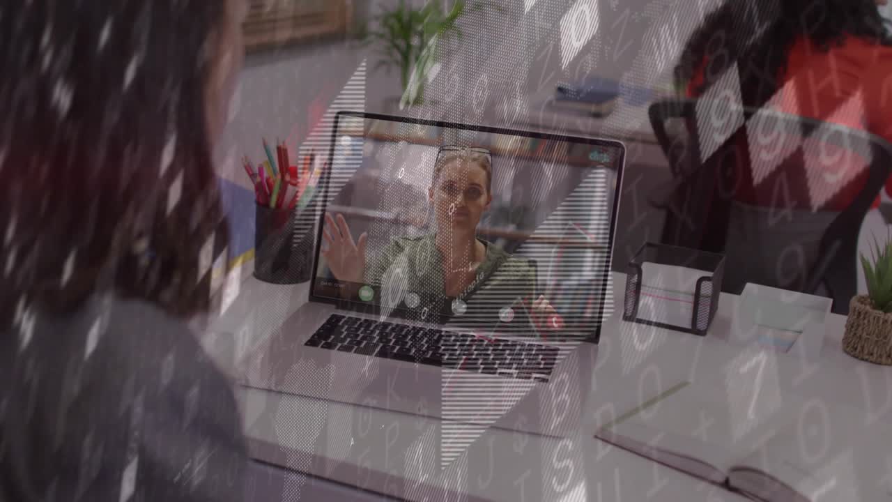Relatore remoto che parla e avvia grafici animati sul portatile mentre un collega assiste alla riunione
