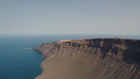 Roca-Marrón-Masiva-Que-Bordea-La-Costa-Del-Océano-Atlántico-En-La-Isla-Graciosa