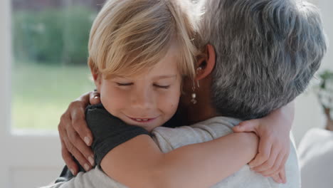 adorable niño abrazando a la abuela sonriendo abrazando a su nieto abuela feliz disfrutando del abrazo de su nieto en casa concepto familiar 4k