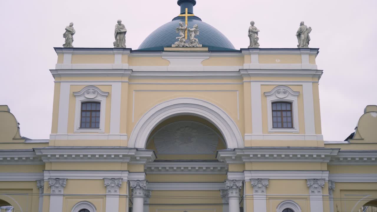 exterior de un edificio histórico de la iglesia